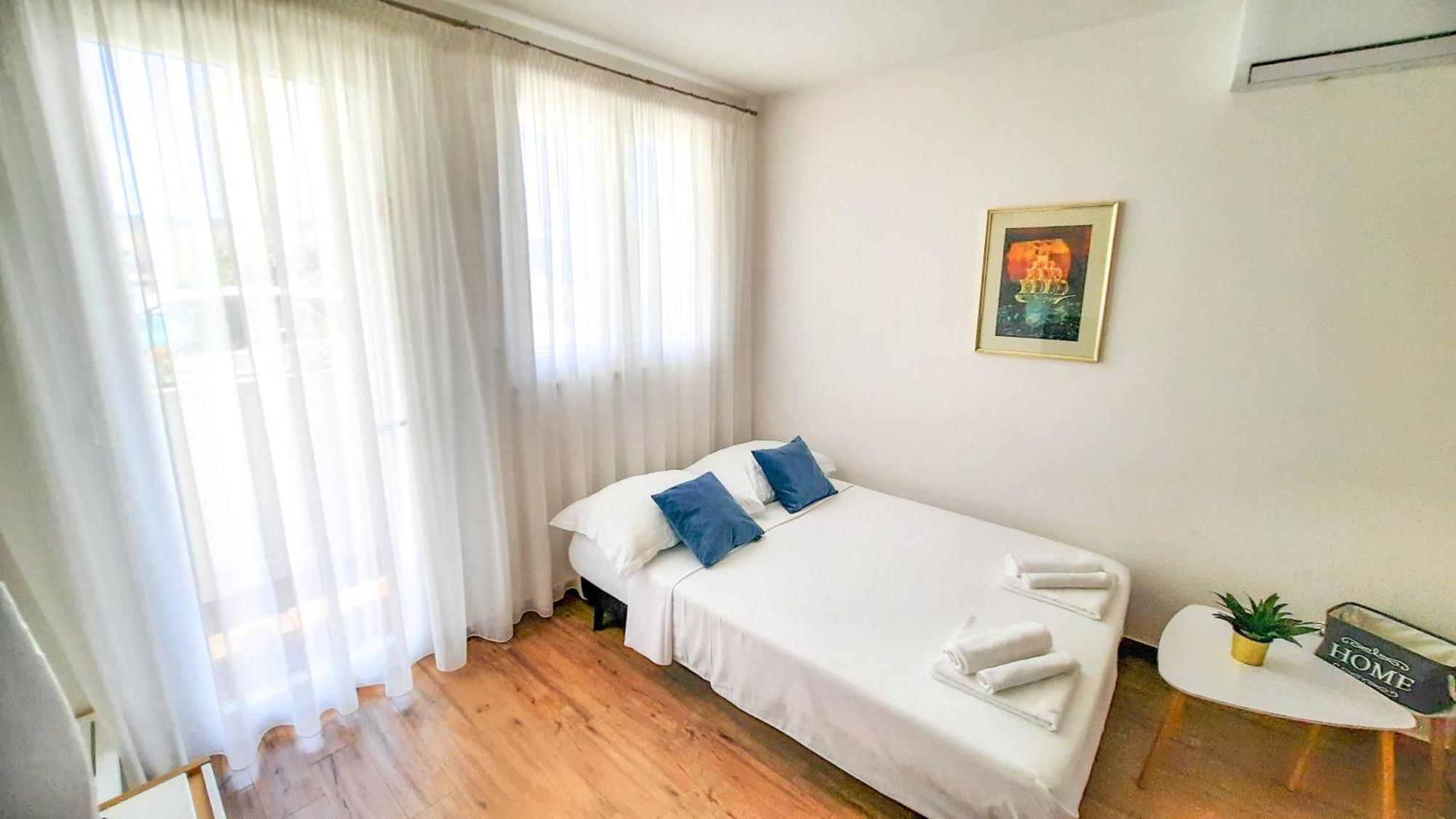 Studio Apartman Kiara Bol Exterior foto